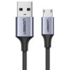 Na zdjęciu widoczny jest szary kabel USB z końcówkami USB i Micro USB, z plecionym czarnym przewodem. Na obu końcówkach znajduje się logo "UGREEN".