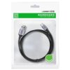 Na zdjęciu znajduje się szary kabel USB - Micro USB marki UGREEN, zapakowany w białe opakowanie z zielonymi elementami. Na opakowaniu widnieje napis: "UGREEN 高品质数码连接线 High quality digital cable".