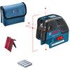 Na zdjęciu znajduje się laser liniowy w kolorze niebiesko-czarnym z widocznym czerwonym logo "BOSCH" oraz napisem "GCL 25 Professional". Obok lasera widoczne są akcesoria: niebieskie etui z logo "BOSCH", czerwona tarcza pomiarowa oraz cztery srebrne bater