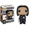 Pudełko z figurką przedstawia postać z dużymi oczami i ciemnymi włosami, ubrana w ciemny strój, z napisem "POP! Harry Potter 05" oraz "SEVERUS SNAPE VINYL FIGURE / FIGURINE EN VINYLE / FIGURA DE VINIL". Obok pudełka znajduje się figurka w identycznym stroju, trzymająca różdżkę.