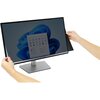 Na zdjęciu widoczny jest monitor z nałożonym filtrem prywatyzującym, który jest trzymany przez dwie ręce. Na ekranie monitora wyświetlany jest interfejs systemu operacyjnego z ikonami aplikacji.