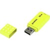 Żółty pendrive z odłączoną zatyczką, na którym widnieje napis "goodram 32 GB". Pendrive ma standardowe złącze USB i prostokątny kształt.
