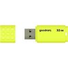 Żółty pendrive z napisem "goodram 32 GB" z widoczną zatyczką obok. Pendrive ma prostokątny kształt z metalowym złączem USB.