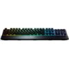 Na zdjęciu widoczna jest klawiatura z podświetleniem RGB, z logo "SteelSeries" umieszczonym na środku dolnej części obudowy. Klawisze są równomiernie podświetlone w różnych kolorach, tworząc efekt tęczy.