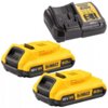 Na zdjęciu widoczne są dwa żółto-czarne akumulatory z oznaczeniami "DEWALT", "18V XR" i "2.0 Ah", oraz czarna ładowarka z logo "DEWALT" i różnymi ikonami oraz napisami na żółtej etykiecie.