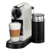 Biały ekspres do kawy z czarnymi elementami, obok którego stoi spieniacz do mleka z napisem "Nespresso". Na podstawce ekspresu znajduje się szklanka z kawą latte, a na froncie widoczne jest logo "DeLonghi".