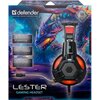 Pudełko przedstawia słuchawki gamingowe z grafiką smoka w tle oraz widocznym napisem "defender" i "LESTER GAMING HEADSET". Na opakowaniu znajdują się również informacje: "LED Backlight of headphones", "Double headband", "Volume control" oraz reklama gry "