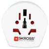 Biały adapter podróżny z kilkoma otworami na wtyczki, z widocznym logo "SKROSS" oraz napisem "ADAPT TO THE WORLD" na dole. Adapter ma czerwone akcenty wokół otworów.