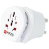 Biały adapter podróżny z widocznymi otworami na wtyczki, na którym znajduje się logo "SKROSS" oraz napis "ADAPT TO THE WORLD". Adapter ma zaokrąglony kształt i metalowe bolce.