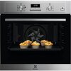 Srebrny piekarnik Electrolux z widocznym panelem sterowania, na którym znajduje się wyświetlacz pokazujący godzinę 12:30 oraz pokrętła do ustawiania funkcji i temperatury. Wewnątrz piekarnika na blasze znajduje się sześć babeczek, a na dolnej części widoc