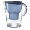 Dzbanek filtrujący BRITA Marella XL Niebieski + 4 wkłady Pure Performance Funkcje Uchylna klapka wlewu wody, Możliwość mycia w zmywarce, Możliwość przechowywania na drzwiach w lodówce, Wskaźnik zużycia wkładu