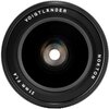 Czarny obiektyw z widocznym napisem "VOIGTLÄNDER NOKTON 21 mm f/1.4" na krawędzi. W centrum znajduje się soczewka z widocznym otworem przysłony.