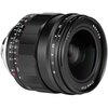 Czarny obiektyw fotograficzny z widocznymi oznaczeniami przysłony i odległości w metrach oraz stopach, z napisem "NOKTON" i "21 mm f/1.4" na przedniej części. Obiektyw ma metalową obudowę z wyraźnymi żłobieniami dla lepszego chwytu.