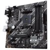 Czarna płyta główna z białymi liniami, posiadająca różne złącza i komponenty, z widocznym napisem "ASUS" oraz "PRIME B550M-K". Na płycie znajdują się gniazda RAM, złącza PCIe oraz inne porty i elementy elektroniczne.
