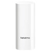 Biały, prostokątny czujnik z zaokrąglonymi krawędziami, na którym widnieje czarny napis "Netatmo". Produkt ma gładką powierzchnię i minimalistyczny design.