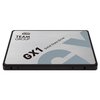 Na zdjęciu widoczny jest dysk SSD z napisem "TEAM GROUP GX1 Solid State Drive" na srebrnej powierzchni z dużymi literami "GX" w tle. Dysk ma czarną obudowę z widocznymi otworami montażowymi.