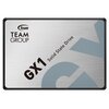Na zdjęciu widoczny jest dysk SSD z napisem "TEAM GROUP GX1 Solid State Drive" na srebrnym tle z dużymi literami "GX" w tle. Logo "Team" znajduje się w lewym górnym rogu.