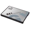 Na zdjęciu widoczny jest dysk SSD z napisem "TEAM GROUP GX1 Solid State Drive" na srebrnej powierzchni z dużym, stylizowanym logo "GX" w tle. Dysk ma prostokątny kształt z czarnymi krawędziami.
