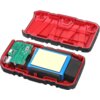 Czarno-czerwony powerbank z otwartą obudową, ukazujący wewnętrzne komponenty, w tym zieloną płytkę drukowaną i niebieski akumulator. Wnętrze obudowy ma wyraźne czerwone wzmocnienia strukturalne.