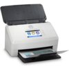 Na zdjęciu znajduje się skaner HP ScanJet Enterprise Flow N7000 snw1 z otwartą pokrywą i wyświetlaczem dotykowym, na którym widoczne są ikony z napisami: "To Computer", "To Email", "To Network Folder". Na tacy wyjściowej znajduje się zeskanowany dokument 