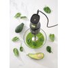Na zdjęciu widoczny jest czarny blender zanurzeniowy marki HENDI, umieszczony w misce z zielonym smoothie, otoczony liśćmi szpinaku i połówką awokado. Na blenderze znajdują się przyciski z symbolami plusa i minusa oraz logo "HENDI".
