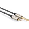Na zdjęciu widoczny jest szary kabel z dwoma wtykami: jack 3.5 mm i TRS 6.35 mm, oba z pozłacanymi końcówkami. Na metalowych obudowach wtyków znajduje się logo "UGREEN".