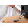 Na zdjęciu widoczny jest kabel audio z wtyczką Jack 3.5 mm podłączony do urządzenia, z dwoma końcówkami RCA oznaczonymi kolorami czerwonym i białym. Na kablu znajduje się napis "UGREEN".
