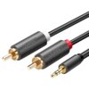 Na zdjęciu widoczny jest kabel z trzema wtykami: dwa RCA oznaczone kolorami białym i czerwonym oraz jeden Jack 3.5 mm, wszystkie z pozłacanymi końcówkami. Na obudowach wtyków RCA znajduje się napis "UGREEN".