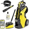 Na zdjęciu znajduje się myjka ciśnieniowa w kolorze żółto-czarnym z widocznym napisem "KARCHER K7 Premium Smart Control". Obok myjki widoczne są akcesoria: wąż, lanca, butelka z płynem czyszczącym z napisem "KARCHER Stone & Façade Cleaner", oraz urządzeni