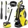 Na zdjęciu znajduje się żółto-czarna myjka ciśnieniowa z napisem "KARCHER K5 Power Control" oraz akcesoria: dwie lancy, wąż, butelka z detergentem i okrągła szczotka. Logo "KARCHER" jest widoczne na myjce i szczotce.
