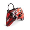 Kontroler do gier z przewodem, w kolorze metalicznej czerwieni z wzorem moro, posiada przyciski i gałki analogowe. Na kontrolerze widoczne jest logo Xbox.