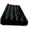 Czarna klawiatura mechaniczna z podświetleniem RGB, na której widoczne są kolorowe klawisze z białymi literami i symbolami. Klawisze mają różne kolory podświetlenia, w tym czerwony, zielony, niebieski i żółty.