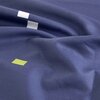 Granatowy ręcznik szybkoschnący z widocznymi białymi i żółtymi kwadratami na powierzchni. Materiał jest lekko pofałdowany, co podkreśla jego teksturę.