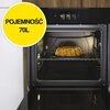 Na zdjęciu widoczny jest otwarty piekarnik z umieszczonym wewnątrz daniem na ruszcie. W lewym górnym rogu znajduje się żółte koło z napisem "POJEMNOŚĆ 70L".