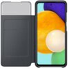 Czarne etui na telefon z wycięciem na aparat, które posiada cztery okrągłe otwory na obiektywy i lampę błyskową. Powierzchnia etui jest gładka i jednolita, bez widocznych napisów ani logo.