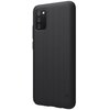 Czarne etui o teksturowanej powierzchni, zaprojektowane dla telefonu Galaxy A02S, z trzema wycięciami na aparat i lampę błyskową. Na etui widoczne jest logo "Nillkin".