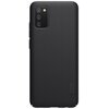 Czarne etui o teksturowanej powierzchni, zaprojektowane dla telefonu Galaxy A02S, z wycięciem na aparat z trzema obiektywami i lampą błyskową. Na dole etui znajduje się logo "Nillkin".