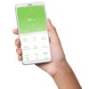 Na zdjęciu widoczny jest smartfon trzymany w dłoni, na ekranie którego wyświetlana jest aplikacja z wynikami pomiarów wagi i innych parametrów ciała. Na zielonym tle widnieje duża liczba "83,75 kg", a poniżej znajdują się szczegółowe dane takie jak "Hmotn