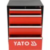 Czerwona szafka serwisowa z czterema otwartymi szufladami, na której widnieje logo "YATO". Na górnej części szafki znajduje się zamek z kluczem.
