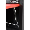Czarna szafka narzędziowa z czerwonym elementem, na której widoczne jest logo "YATO". Wewnątrz szafki znajduje się mechanizm podtrzymujący półkę.