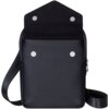 Czarna torba na tablet z klapką zapinaną na dwa metalowe zatrzaski, posiada regulowany pasek na ramię. Wnętrze klapki jest wyłożone ciemnym materiałem.