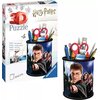 Pudełko z puzzlami 3D przedstawia przybornik z motywem Harry'ego Pottera, zawierający 57 elementów. Na opakowaniu widnieje napis "3D Puzzle", "Harry Potter" oraz logo "Ravensburger", a także ilustracja gotowego przybornika z różnymi przyborami biurowymi.