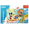 Opakowanie puzzli przedstawia kolorową ilustrację z postaciami z bajki na plaży, z widocznym domkiem ratownika i latawcem na niebie. Na opakowaniu znajduje się tekst: "Disney Mickey and Friends", "Trefl Puzzle", "4+", "60" oraz logo "Trefl".