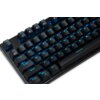 Czarna klawiatura z niebieskim podświetleniem klawiszy, na których widoczne są oznaczenia takie jak: Esc, F1-F6, Tab, Caps, Shift, Ctrl, Win, Alt oraz litery QWERTY. Klawisze mają wyraźne, białe napisy, a podświetlenie tworzy efektowne tło.
