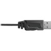 Zdjęcie przedstawia zbliżenie na czarny kabel USB z plecioną osłoną, zakończony wtyczką USB. Na wtyczce znajduje się mała ikona USB oraz niewielki otwór, prawdopodobnie dioda.