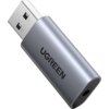 Srebrny adapter z napisem "UGREEN" na obudowie, z jednej strony posiada złącze USB-A, a z drugiej gniazdo Jack 3.5 mm. Produkt ma gładką, metaliczną powierzchnię.
