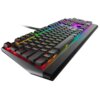 Czarna klawiatura mechaniczna z podświetleniem RGB, z widocznym napisem "ALIENWARE" na obudowie. Klawisze są podświetlone w różnych kolorach, tworząc efekt tęczy.