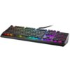 Czarna klawiatura z podświetleniem RGB, na której widoczne są różnokolorowe światła pod klawiszami. Na obudowie klawiatury znajduje się napis "ALIENWARE".