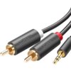 Na zdjęciu widoczny jest czarny kabel z końcówkami Jack 3.5 mm i 2x RCA, z oznaczeniem "UGREEN" na obudowach wtyczek. Wtyczki RCA mają złote końcówki, a jedna z nich jest oznaczona białym pierścieniem, druga czerwonym.