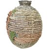 Na zdjęciu znajduje się waza ogrodowa o wymiarach 30 x 30 x 36 cm, wykonana z materiału imitującego ułożone poziomo kamienie, z dekoracyjnymi elementami przypominającymi rośliny. Waza ma naturalne odcienie beżu, brązu i zieleni.
